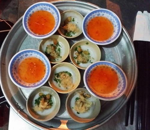 Bánh bèo tuy trông nhỏ bé nhưng nếu ăn khoảng trên chục chén đảm bảo bạn sẽ phải ôm bụng căng ra về.