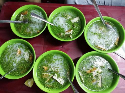 Nét làm nên điều khác biệt trong bát bánh canh của người Phú Yên có lẽ là ở màu xanh mướt cùng vị thơm nồng của hẹ.