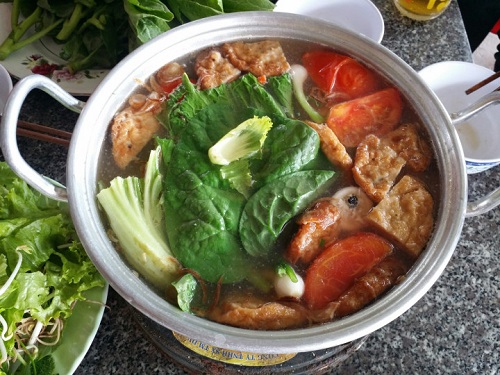 Mực tươi chấm với nước mắm nguyên chất có ít ớt xiêm xanh cay nồng, húp một chút nước lèo nóng hổi, thêm ít rau xanh... mới thấy hương vị tuyệt vời.