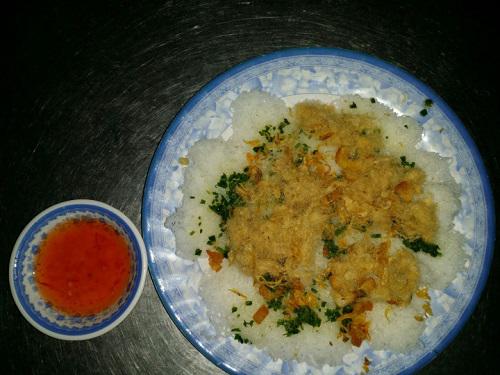 Bánh hỏi chà bông kèm một bát nước chấm pha chua ngọt.