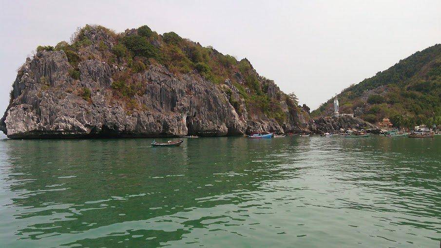 Hình dáng độc đáo của hòn Nghệ. Ảnh: Khương Phạm