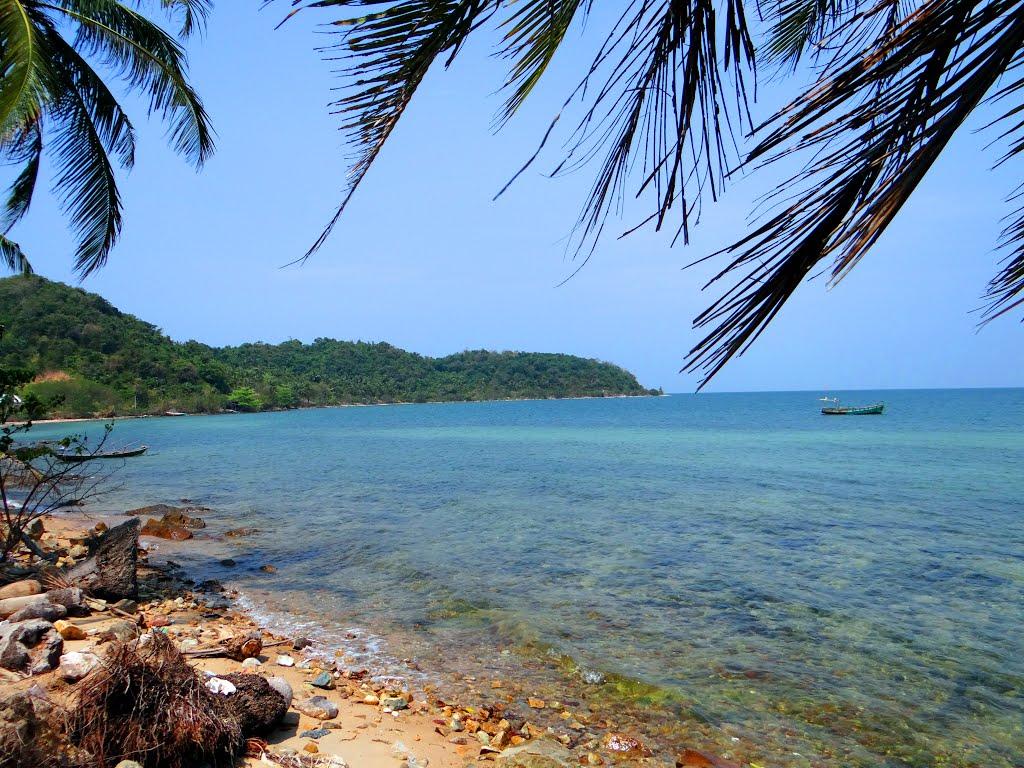 Bãi biển thơ mộng trên đảo. Ảnh: XDAT