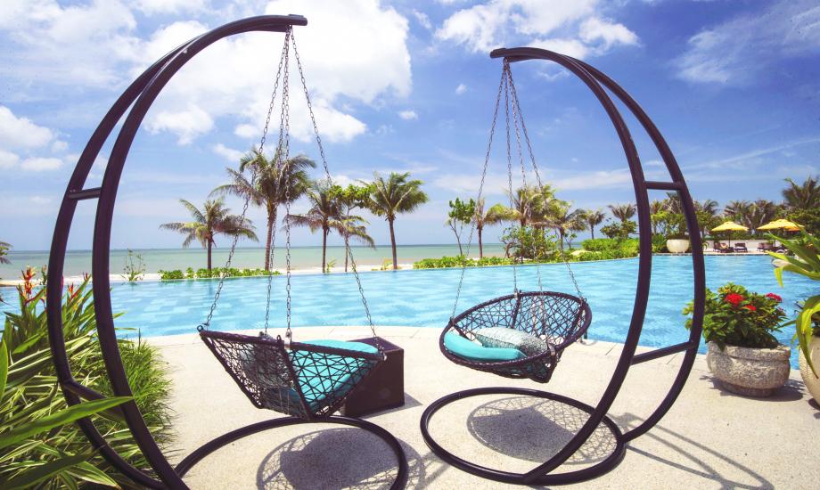 Pool Bar nằm ngay bên hồ bơi là nơi lý tưởng để thưởng thức ly cocktail, những trái dừa tươi mát lạnh hoặc các thức uống mang hương vị tuyệt hảo của miền nhiệt đới.