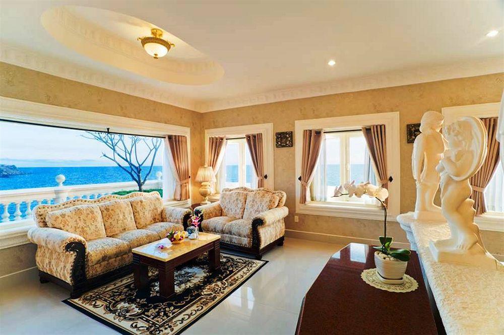 Từ phòng nghỉ và phòng khách, du khách có thể phóng tầm mắt về phía biển. 