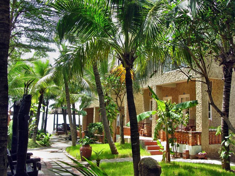 Không gian xanh mát của khu nghỉ dưỡng.