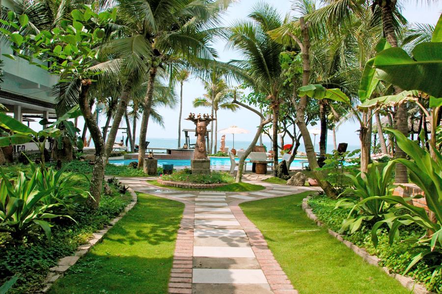 Hồ bơi bên cạnh bãi biển riêng.