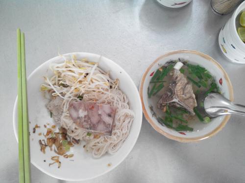 Tô hủ tiếu patê đơn giản ăn kèm bát nước lèo. Ảnh: Trần Linh Tuấn