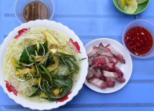 Màu ớt đỏ tươi trong tô bún luôn làm thực khách cảm thấy phấn khích. Ảnh: Quách Duy Thịnh