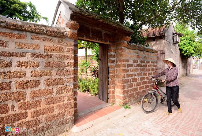 Đây là ngôi làng cổ đầu tiên ở Việt Nam được Nhà nước trao bằng Di tích Lịch sử Văn hóa Quốc gia năm 2006. Với những nét đặc trưng về kiến trúc, nghệ thuật của một làng Việt cổ vùng đồng bằng châu thổ sông Hồng, có thể nói làng cổ Đường Lâm chỉ đứng sau phố cổ Hội An và phố cổ Hà Nội về quy mô cũng như giá trị nghệ thuật khiến cho nơi đây trở thành một điểm nhấn du lịch của Hà Nội. Ảnh: Lê Hiếu
