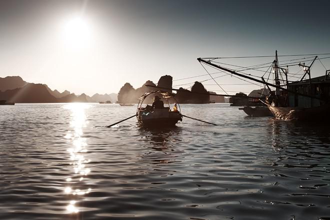 Với phong cảnh sơn thủy hữu tình, làng chài này được trang web tư vấn du lịch TravelandLeisure lựa chọn là 1 trong 10 điểm đến ven biển đẹp nhất thế giới, còn tờ Huffington Post bình chọn vào danh sách những ngôi làng, thị trấn nhỏ xinh khắp thế giới, trong khi đó website du lịch Journeyetc đưa vào danh sách 16 ngôi làng cổ đẹp nhất thế giới. Ảnh: Dave Le.