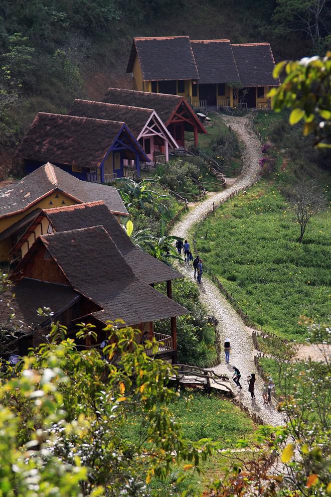 Làng Cù Lần (Lạc Dương, Lâm Đồng) là một ngôi làng nhỏ xinh đẹp, lãng mạn (rộng chừng 30 ha) nằm lọt thỏm giữa hàng ngàn ha rừng nguyên sinh hoang dã dưới chân đỉnh núi Lang Biang. Giữa không gian thiên nhiên tuyệt đẹp của núi rừng, làng mang vẻ đẹp hoang sơ với những ngôi nhà sàn truyền thống của đồng bào dân tộc K'Ho. Ảnh: John.