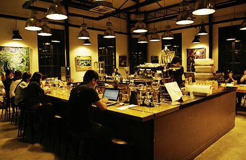 Quán The Workshop nằm trên đường Ngô Đức Kế được trang trí bởi những chiếc bàn gỗ dài được đặt trong không gian ánh sáng vàng ấm cúng, bạn có thể gọi vài món ăn tây như pasta, sandwich, salad... Món ăn có giá dao động từ 65.000 đến 140.000 đồng. Ảnh: Phong Vinh