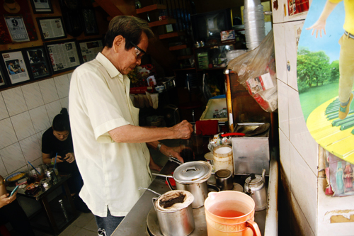 Cạnh bên âm thanh xe cộ lúc nào cũng náo nhiệt của Sài Gòn, quán của ông bà Ba vẫn tách biệt dù không có bất kỳ bản nhạc nào được phát lên. Điều nổi bật giản đơn là những câu chuyện đời cùng tiếng cười giòn tan của lớp trẻ hay khói thuốc bay lên của những người đã có tuổi. Ảnh: Phong Vinh