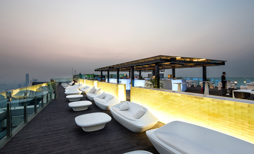 <strong>Top of Hanoi, Hà Nội: </strong> Nếu trước kia, The Rooftop ở Lý Thường Kiệt thường được nhắc đến mỗi khi nói tới quán bar tầng thượng, nay Top of Hanoi là địa điểm mới thu hút nhiều bạn trẻ. Do tọa lạc trên sân thượng tòa nhà cao thứ 2 Hà Nội, quán bar này mang đến tầm nhìn không giới hạn ra toàn thành phố. Từ đây, bạn có thể chiêm ngưỡng hồ Tây, lăng Chủ tịch và các tòa nhà cao tầng. Tuy nhiên, giá cả của quán vào loại đắt đỏ bậc nhất Hà Thành. Bar mở từ 17h.
