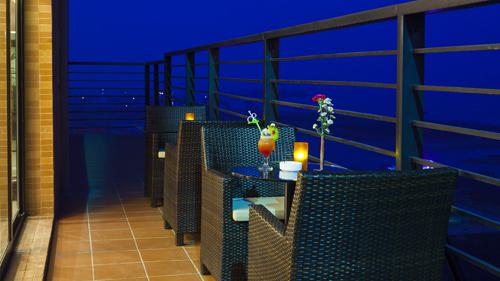 <strong>Royal Lotus Rooftop Bar, Hạ Long: </strong> Quán bar này nằm trên tầng 16 của một khách sạn ở Hạ Long. So với các quán bar khác, nơi đây mang đến cho du khách bầu không khí riêng tư và lãng mạn hơn cả. Với những ly cocktail hương vị nhẹ nhàng, bạn có thể thư giãn ngắm toàn cảnh vịnh Hạ Long cùng những vệt sáng dài phản chiếu từ thuyền xuống mặt biển. Bar mở cửa từ sáng đến 23h.