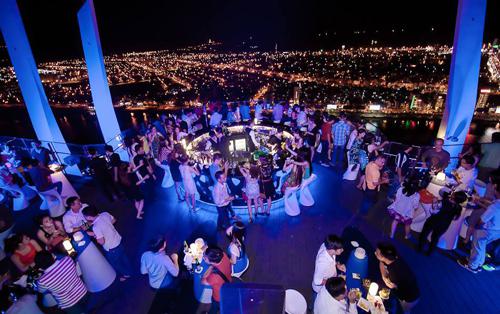 <strong>Sky Bar 36, Đà Nẵng: </strong> Nằm trên tầng 35-36 của một khách sạn trên đường Bạch Đằng, quán bar này là một trong những nơi lý tưởng nhất để ngắm Đà Nẵng về đêm. Được thiết kế thành nhiều không gian nhưng nơi được yêu thích nhất vẫn là bar ngoài trời. Cầm một ly nước uống yêu thích, bạn sẽ chìm đắm trong tiếng nhạc sôi động và vẻ đẹp lung linh của thành phố bên sông Hàn. Bar mở từ 17h30.