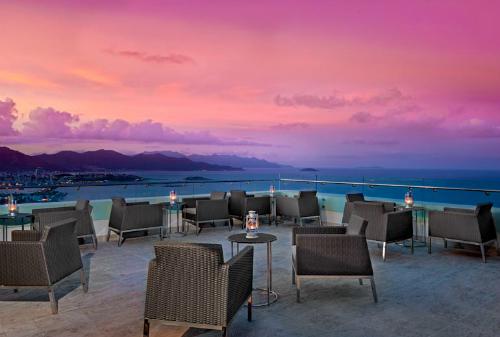 <strong>Altitude Bar, Nha Trang: </strong> Cũng nằm trên tầng thượng khách sạn nổi tiếng trên đường Trần Phú, bar này là điểm đến lý tưởng để ngắm hoàng hôn trên vịnh Nha Trang. Điểm cộng của quán bar này là có nhiều loại ghế để du khách lựa chọn, tạo cảm giác thoải mái khi thư giãn và trò chuyện. Cocktail ở đây được đánh giá là dễ uống và sáng tạo. Bar mở từ 16h.