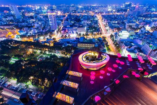 <strong>Chill - Sky Bar, Sài Gòn: </strong> Đây là quán bar nổi tiếng Sài Gòn không chỉ bởi tầm nhìn đẹp mà còn sở hữu nhiều giải thưởng giá trị của các tạp chí trên thế giới. Không gian quán sang trọng, chia thành nhiều khu vực như lounge bên trong, sân thượng ngoài trời và cả nhà hàng. Hàng đêm tại đây tổ chức các bữa tiệc âm nhạc, tạo không khí sôi động thu hút các bạn trẻ và người yêu nhạc. So với các quán bar khác, bạn cần lưu ý trang phục lịch sự và đặt bàn trước khi đến đây. Bar mở cửa từ 17h30.