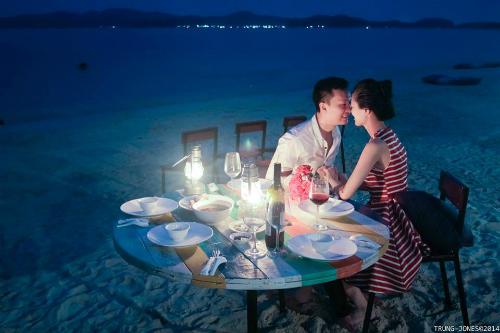 Nếu không có điều kiện tự chuẩn bị, bạn có thể lựa chọn các gói dịch vụ BBQ sẵn có của một số công ty du lịch chuyên cung cấp dịch vụ này với giá khoảng 300.000 đồng để có một bữa tối lãng mạn, rượu vang và hải sản bên nhau. Ảnh: Trung Jones.