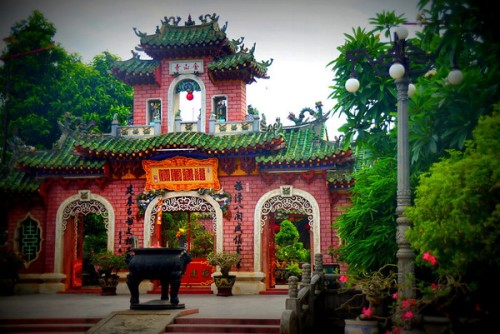Một công trình kiến trúc cổ được trang trí với màu sắc tươi sáng của Hội An.