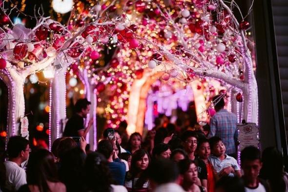 Rất đông các bạn trẻ đổ về các khu vực trung tâm thành phố vui chơi Giáng sinh. Ảnh: ST