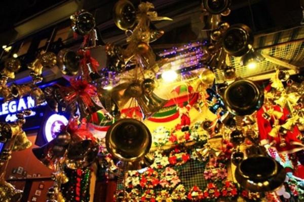 Các món đồ trang trí Giáng sinh được bày bán ở khu phố người Hoa. Ảnh: Giadinhvietnam