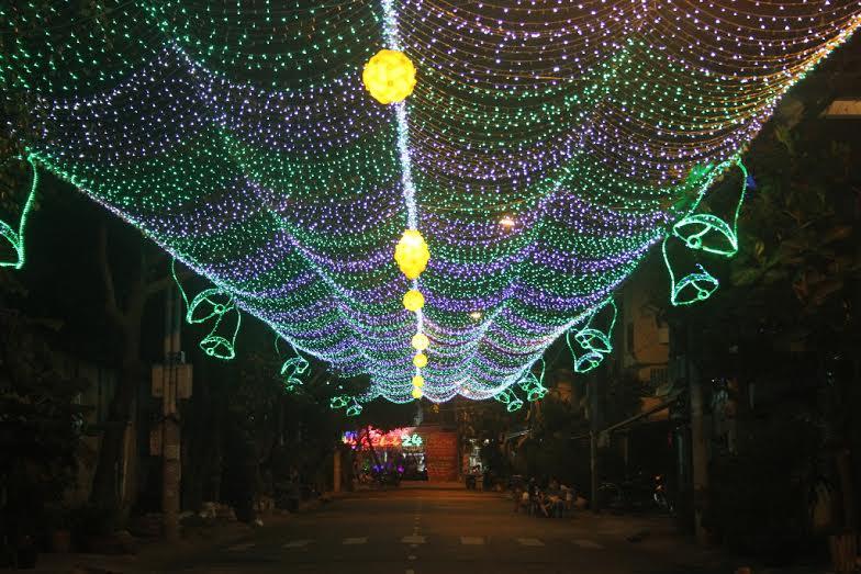 Con đường dẫn vào xóm đạo được trang hoàng rực rỡ. Ảnh: Vietnamnet