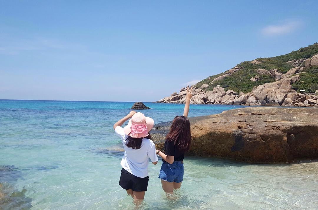 Vui chơi trong vùng nước trong vắt ở Bình Ba. Ảnh: @idle_tm