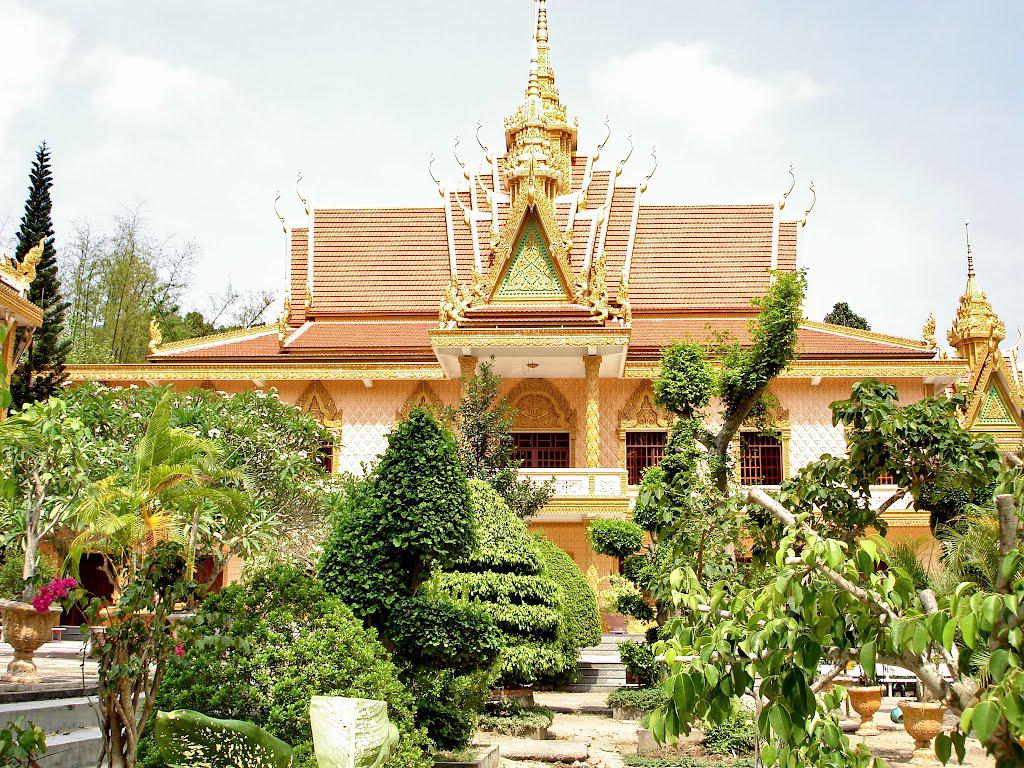 Chùa được xây dựng trên nền móng của một công trình cổ, có kiến trúc đơn giản.