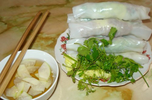 Phở cuốn Hồ Tây: Bánh phở cắt miếng vừa phải cuốn với rau sống và thịt bò xào, chấm với nước mắm chua ngọt có thêm vài lát đu đủ sống, ăn rất nhẹ bụng và ngon miệng. Đây là món ăn nên thưởng thức sau những ngày Tết ăn uống triền miên. Ở Hà Nội, phở cuốn nổi tiếng nhất là ở Ngũ Xã, gần Hồ Tây. Ảnh: Hà Minh.