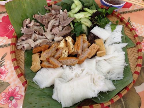 Bún đậu mắm tôm: Từng miếng bún trắng ăn cùng với đậu, chả cốm rán vàng đẹp mắt, thịt chân giò thái mỏng, tất cả hòa quyện trong vị đậm đà, thơm ngon đặc trưng của mắm tôm, kết hợp hài hòa với mùi thơm nhẹ của rau kinh giới tạo nên món ăn nhẹ nhàng thanh mát cho ngày đầu năm. Những quán bún đậu ngon ở: ngõ Tràng Tiền, ngõ Phất Lộc, Hàng Khay, Hàng Than… Ảnh: Má Lúm.