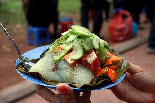 Bánh giò nóng: Chiếc bánh giò nóng hổi cho buổi sáng đầu xuân ở Hà Nội thêm ấm áp. Bánh mềm bột gạo tẻ, nhân thịt mộc nhĩ thơm lừng bên trong không kén người ăn. Nếu chưa thực sự vừa lòng với sự đơn điệu của món ăn, bạn có thể gọi thêm giò, chả tùy khẩu vị ăn cho đã miệng. Giá cho chiếc bánh giò chỉ 10.000 đồng, bạn có thể tìm ăn ở vỉa hè các con phố Thụy Khuê, Lương Định Của, Nguyễn Công Trứ, chợ Nghĩa Tân… Ảnh: Lan Ltou.