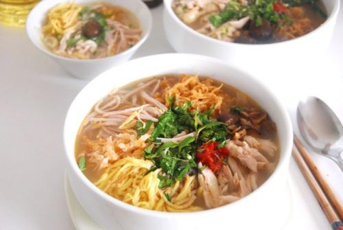 Bún thang Cầu Gỗ: Bún thang đặc trưng cho nét tinh tế của ẩm thực Hà Nội. Bát bún trước khi bê ra được xếp đầy đủ trứng tráng mỏng thái chỉ, thịt gà xé nhỏ, giò lụa thái sợi, củ cải ngâm, nấm hương, ruốc tôm rồi sau đó mới chan nước dùng được hầm từ xương gà, tôm khô. Nhiều người cho rằng, bún thang Bà Đức trên phố Cầu Gỗ là quán ngon nhất ở Hà Nội. Ảnh: Hải Khanh.
