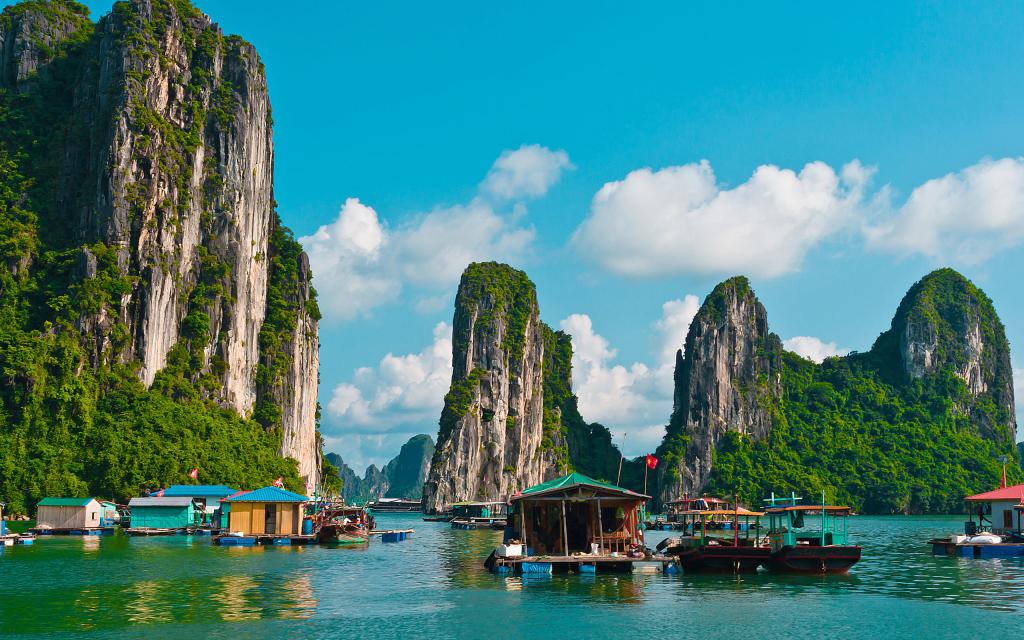 Nếu có dịp được tận mắt chứng kiến khung cảnh hùng vĩ nơi đây, du khách sẽ biết được vì sao Vịnh Hạ Long lại được yêu thích đến vậy. Ảnh: Lifehack