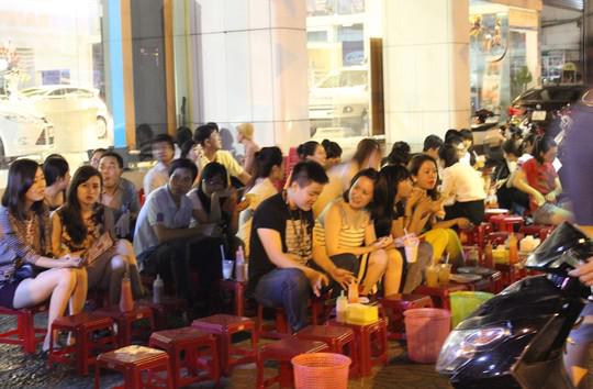 Khánh đến rất đông. Ảnh: Zing News