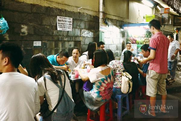 Trái cây tô Lý Tự Trọng lút nào cũng thu hút rất đông người đến ăn. Ảnh: kenh14