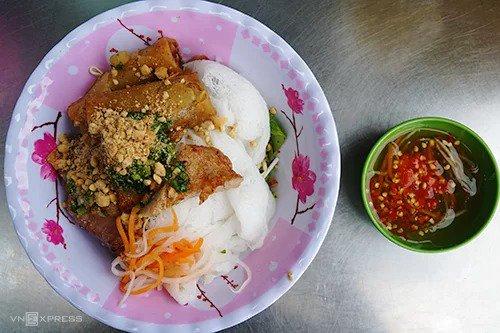 Bánh hỏi thịt nướng  Bánh hỏi là món dễ thấy ở miền Tây, đặc trưng là tơi và mềm. Bánh hỏi ăn cùng thịt nướng lại càng thơm ngon khi những miếng thịt đã được ướp kỹ đem nướng trên than hồng, thơm phức và đậm đà. Bánh hỏi sẽ không ngon nếu thiếu chút mỡ hành và đậu phộng giã nhỏ. Chén nước mắm pha chua ngọt được phục vụ kèm làm tăng vị món ăn. Bạn có thể chan trực tiếp hoặc để chấm riêng. Nhiều quán còn cho thêm chả giò, chả cá. Giá mỗi suất 25.000 đồng.