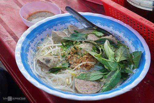 Hủ tiếu bò viên  Các quán hủ tiếu nằm nhiều ở trung tâm thành phố. Món ăn phù hợp cho bữa sáng hoặc xế chiều. Món ăn bình dân nhưng hấp dẫn nhờ sợi hủ tiếu không giống ở Sài Gòn. Sợi hủ tiếu ở đây vừa mềm vừa dai, cọng nhỏ. Nước lèo được nấu từ xương giò heo nên thơm ngọt tự nhiên. Bò viên vừa giòn vừa dai, và thơm nức mùi bò. Mỗi bát có khoảng 5-6 miếng nhỏ. Giá mỗi tô 20.000 đồng.