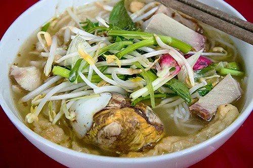 Bún mắm  Bún mắm gây ấn tượng bởi nước lèo có màu nâu bắt mắt của mắm nhưng lại trong và thơm ngọt vị cá. Không chỉ riêng Châu Đốc mà nhiều nơi ở miền Tây, du khách vẫn có thể tìm ăn món này. Món ăn có gốc từ Campuchia, rồi được biến tấu theo cách nấu của người Việt. Thay vì dùng mắm bò hóc (prohok), bún mắm ở miền Tây nấu bằng cá linh, ăn kèm với thịt heo quay và trứng vịt lộn. Nhiều tô bún mắm còn có thêm tôm, chả cá, thịt heo làm phong phú hương vị. Rau muống chẻ ngọn, bắp chuối, giá đỗ và rau diếp cá là các loại thường dùng chung. Món ăn có giá khoảng 25.000 - 35.000 đồng một tô. Ảnh: Liam Luu.  An Giang, Kiên Giang và Bạc Liêu là những điểm đến thu hút du khách mỗi khi con nước về. Du hí miền Tây mùa nước nổi là loạt bài do VnExpress thực hiện liên tục trong tháng 10, nhằm cung cấp những gợi ý, kinh nghiệm trên hành trình khám phá ba tỉnh này.
