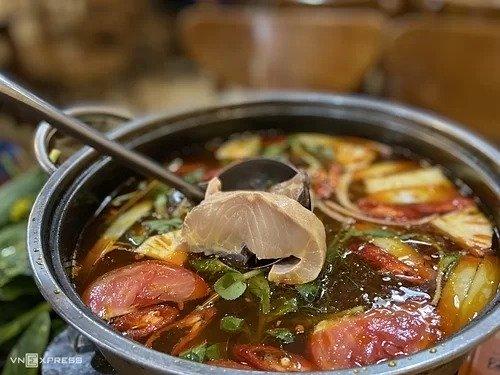 Lẩu cá tầm  Tận dụng nguồn nước từ khe núi và khí hậu mát lạnh, người dân Sa Pa đã xây dựng nhiều khu nuôi cá tầm để cung cấp cho các nhà hàng địa phương. Khác với các loại cá nhập khẩu, cá tầm Sa Pa có màu hồng nhạt, khi nấu chín không bị bở bục mà vẫn chắc thịt.  Lẩu cá tầm có nước dùng cay, chua đậm vị với dứa, cà chua, sa tế. Ăn kèm còn có các loại rau xanh trồng tại địa phương như su su, cải xoong, cải mèo, thì là, mùng tơi. Lẩu cá tầm có giá dao động từ 400.000 đến 600.000 đồng một nồi dành cho nhóm 3 - 6 người. Ngoài ra, du khách có thể chọn cá tươi theo con để chế biến nhiều món nếu đi đông. Giá bán cá tươi ở nhà hàng là 500.000 đồng một kg. Một số địa chỉ ở Sa Pa nhận được nhiều đánh giá tốt là nhà hàng Anh Dũng, Liên Tôn gần khu vực hồ.