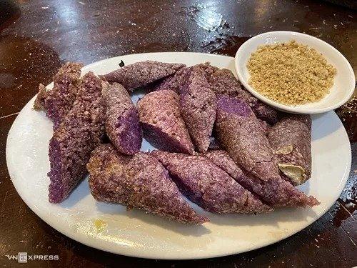 Cơm lam  Cơm lam là một đặc sản của các tỉnh miền núi phía Bắc nước ta. Được nấu từ gạo nếp nương và nướng trong ống tre, phần cơm có mùi thơm nhẹ và dẻo. Để món ăn có màu sắc hấp dẫn hơn, người dân địa phương thêm vào nước lá cẩm. Món ăn này được chấm với muối vừng, lạc giã nhỏ hay ăn kèm thịt lợn nướng.  Cơm lam ăn ngon nhất là khi nướng nóng tại chỗ, bạn cũng có thể mua về làm quà với giá 80.000 đồng một bó 10 ống. Tuy nhiên, cơm lam mua sẽ không để được lâu, vì vậy bạn nên chọn cơm mới và ăn luôn trong ngày.