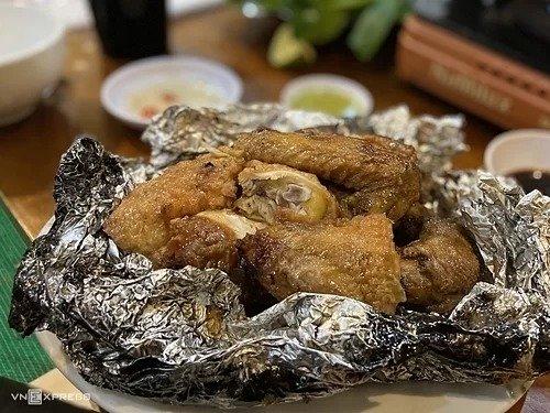 Gà nướng tiêu xanh  Cũng giống lợn bản, gà ở Sa Pa được nuôi trong môi trường tự nhiên nên có kích thước nhỏ và thịt ngọt, dai. Tuy nhiên, nước sốt tiêu xanh, hành khô băm nhỏ mới được coi là "hồn" của món ăn và mang đến hương vị đặc trưng của Sa Pa. Trước khi nướng với giấy bạc, thịt gà được nấu qua nên chín đều từ da đến thịt bên trong. Nướng xong, da gà có màu vàng óng, thịt bên trong ngọt tự nhiên và đậm nước sốt. Khi thưởng thức, du khách nên dùng găng tay để xé thịt. Quán ăn gợi ý là nhà hàng Hải Lâm, đường Lương Định Của. Du khách có thể gọi suất nửa con với giá 250.000 đồng.