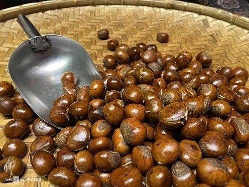 Hạt dẻ nướng  Đến Sa Pa, du khách sẽ dễ dàng bắt gặp những quầy hàng bán hạt dẻ nướng, hạnh nhân rang nghi ngút khói và thoang thoảng mùi thơm ngọt của bơ. Hạt dẻ Sa Pa có kích thước lớn hơn hạt dẻ rừng, màu nâu sẫm và bên trên vỏ có lớp lông tơ mỏng. Khi rang, nướng, luộc có mùi thơm, vị ngọt và bùi. Người dân thường rang loại hạt này với đá đen để chín đều và không cháy vỏ. Du khách có thể chọn mua hạt chín, hạt rang tách vỏ và hạt rang nguyên với giá từ 50.000 đồng. Để mua về làm quà, bạn nên chọn loại rang nguyên để phần thịt bên trong không cứng và có thể quay nóng bằng lò vi sóng.  Chủ đề Những món ăn nên thử giới thiệu ẩm thực tại các điểm đến Việt Nam và quốc tế. Loạt bài được thực hiện liên tục và đăng trên VnExpress hàng tuần. Nếu bạn có thắc mắc hoặc đóng góp cho chủ đề, hãy gửi thư tại đây.