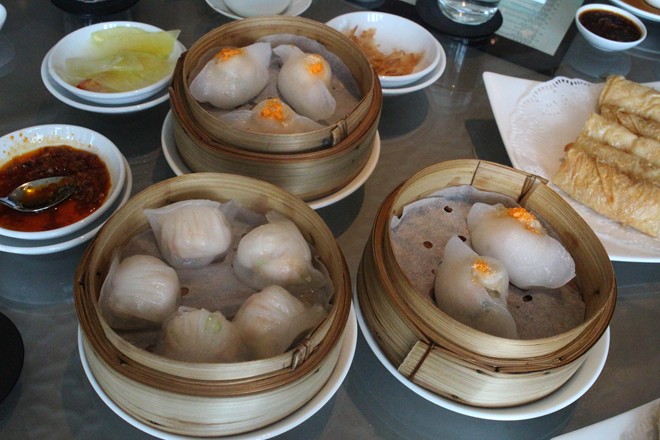 1. Há cảo - xíu mại đường Vĩnh Viễn (phường 5, quận 10) từ lâu là điểm đến quen thuộc của tín đồ mê há cảo. Điểm nhấn của quán ăn này là phần nhân phong phú với tôm thịt, tôm cải hay tôm hẹ được nêm nếm vừa miệng. Quán bán từ 13-23h hàng ngày. Giá 20.000 đồng một đĩa.