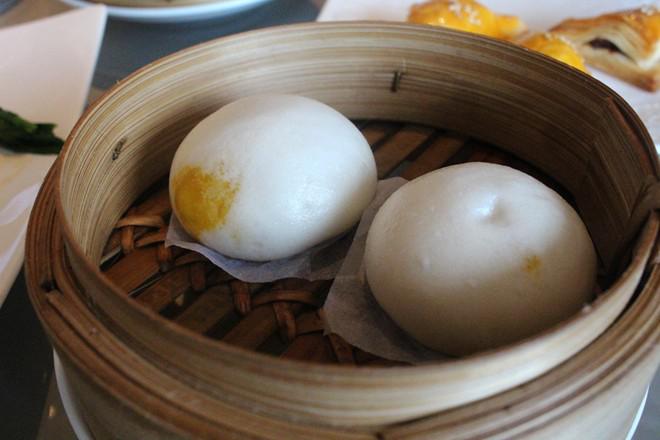 2. Há cảo đường Calmette (gần ngã tư Calmette - Nguyễn Công Trứ, quận 1) chỉ bán từ 17h hàng ngày song từ khi dọn bán chưa bao giờ hết khách. "Mỗi lần muốn đổi vị cho cả nhà, tôi thường mua vài chục chiếc", chị Hạnh, nhân viên một ngân hàng gần đó chia sẻ.