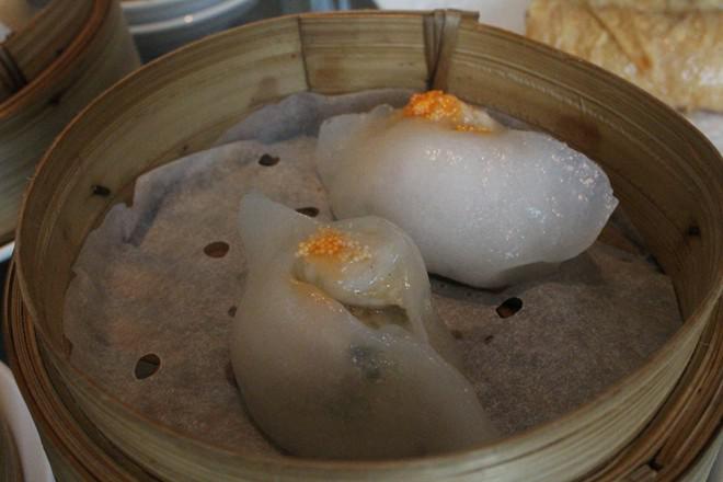 5. Há cảo phố ẩm thực An Dương Vương (gần ngã ba An Dương Vương - Nguyễn Văn Cừ, quận 5): Là một trong những món mới xuất hiện trên phố ẩm thực này. Điểm trừ là hương vị bánh không thật sự nổi bật. Điểm cộng là giá mềm, không gian rộng rãi.