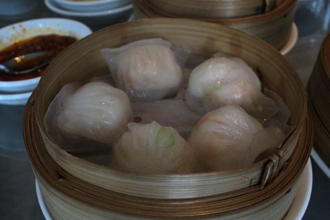 6. Há cảo chiên đường Ký Hòa (quận 5) còn được biết đến với tên "há cảo Bàn Cờ" trên bảng hiệu. Nếu quen với vị béo mềm đặc trưng của há cảo hấp, bạn sẽ bị chinh phục với vị giòn tan, thơm ngon, đậm đà của há cảo chiên chấm ngập trong tương dọn kèm