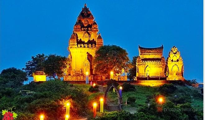 Tháp còn khá nguyên vẹn và hiện là nơi hành hương của đồng bào Chăm vào dịp lễ hội Katê tháng 10 hàng năm. Lưu ý tháp tọa lạc trên đồi cao, nắng nóng, vì thế bạn nên ghé tháp trước 8h hay 16h. Ảnh: Tamngu.