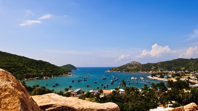 1. Vịnh Vĩnh Hy thuộc thôn Vĩnh Hy, xã Vĩnh Hải, huyện Ninh Hải, cách TP Phan Rang 42 km. Đây là một trong những vịnh được đánh giá đẹp nhất Việt Nam. Các hoạt động nên có ở vịnh là đi thuyền đáy kính ngắm san hô, tham quan nhà bè, thưởng thức hải sản. Ảnh: Kingdomofcactus.