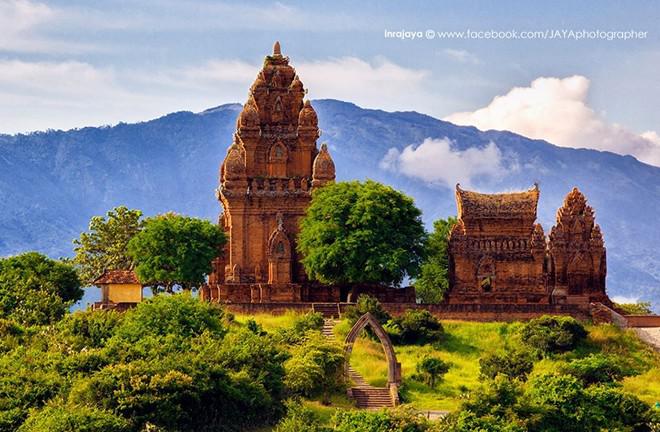 4. Tháp Poklong Garai nằm trên đường Bác Ái, TP Phan Rang. Quần thể này gồm tháp chính, tháp cổng, tháp phụ và tường gạch được xây dựng vào khoảng cuối thế kỷ 13 thờ vua Po Klaong Garai (1151-1205). Ảnh: Inrajaya.